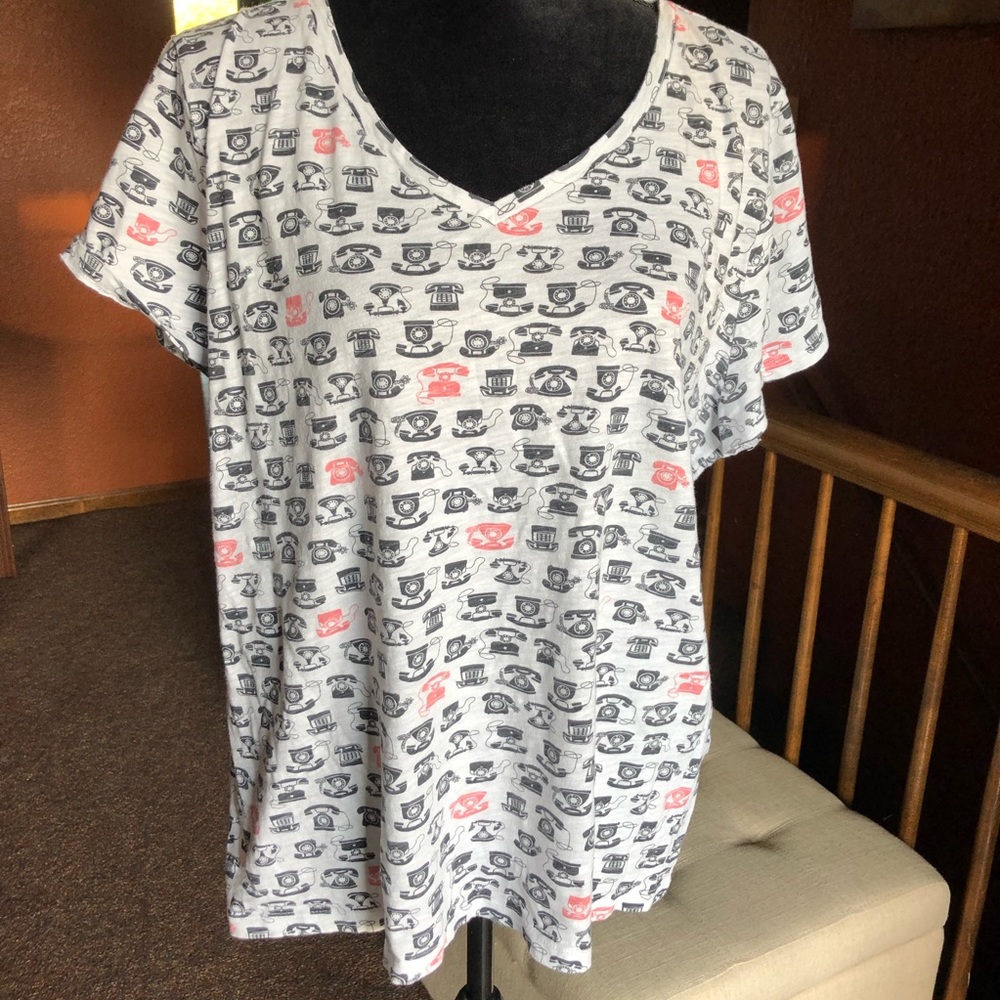 Women’s XL Sonoma Telephone Print V-neck T-shirt